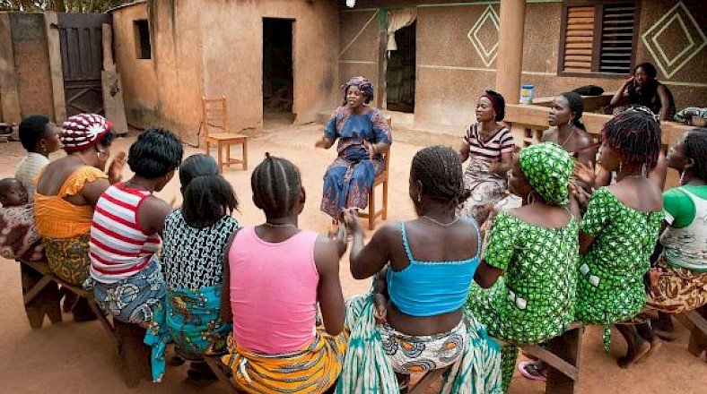 La volontaire Louise Lagni avec un groupe de femmes à Doutin, au Bénin ; Crédit photo : Johannes Ode